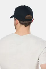 Gorro con visera de lona color azul con ajuste trasero.