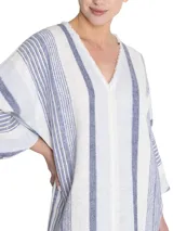 Túnica amplia de lino y algodón orgánico con escote en V, manga tres cuartos y cortes en los costados. Diseño a rayas verticales azules y blancas.