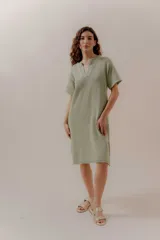 Vestido tejido color verde menta, con escote partido, mangas cortas y aberturas laterales.