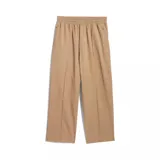 Pantalón Adidas de corte recto y estilo holgado, color beige. Presenta cintura elástica con cordón interno, bolsillos laterales con cierre y detalle de costura vertical frontal (pintuck) con el logo de la marca bordado en la pierna.