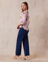 Blusa estampada de Zac & Rachel con cuello a la base, escote en V y botones. Tiene un bolsillo aplicado en la parte delantera, mangas largas regulables con presilla y botón, y terminación anudada opcional.