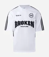 Remera de manga corta en tejido sintético color blanco, con cuello redondo y diseño de estilo deportivo. Presenta estampado frontal con lettering gótico y detalles laterales en tejido microperforado.