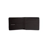 Billetera Maui and Sons de cuero sintético, color marrón oscuro en la parte superior y marrón claro en la parte inferior, con logo de la marca en la esquina inferior derecha.