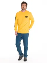 Jeans de mezclilla azul con calce slim, diseño clásico de cinco bolsillos y costuras en contraste.