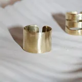 Anillo ancho de bronce color dorado.