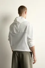 Hoodie ligero de corte regular fit color blanco, confeccionado en algodón, con capucha ajustable mediante cordón, mangas largas y bolsillo frontal tipo canguro.