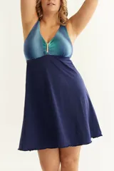 Malla entera con vestido color azul degradado, con breteles anchos y aplique en el escote.