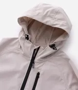 Campera deportiva Get Over de tejido técnico resistente al agua, color bordó. Presenta capucha ajustable con cordones, cierre frontal con cremallera, bolsillos laterales y un bolsillo adicional en el pecho, todos con cierre.