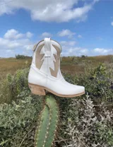 Bota corta estilo western de cuero color marrón, con taco cuadrado de 5 cm y diseño clásico. Presenta un acabado desgastado en la puntera y el talón.