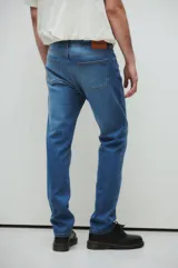 Pantalón de jean celeste de corte recto.