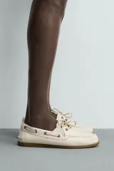Zapato náutico de piel con diseño clásico, horma redonda y suela de goma a contraste.