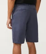 Bermuda básica masculina de sarga, color azul, de corte recto con bolsillos laterales.