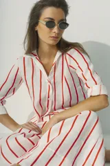 Camisa de lino 100% con rayas verticales blancas y negras, de calce relajado, cuello camisero y mangas largas.