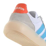 Championes urbanos Adidas Barreda Decode, color blanco con detalles celestes y suela color caramelo.