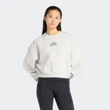 Buzo de cuello redondo New Balance, confeccionado en vellón de algodón cepillado, con diseño de corte extragrande y logo de la marca bordado en el centro del pecho.