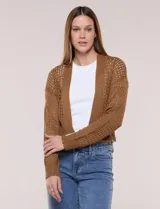 Cardigan corto de punto calado color marrón, con diseño abierto al frente, hombros caídos, mangas largas y terminaciones con bordes festoneados.