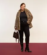 Pantalón legging negro de viscosa con bolsillos laterales.