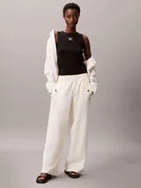 Pantalón cargo de corte relajado confeccionado en una mezcla de lino y algodón. Presenta cintura elástica, bolsillos laterales amplios con solapa y diseño de pierna ancha.