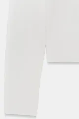 Top de punto fino y semitransparente color gris claro, con cuello redondo y manga larga.