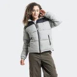 Campera puffer Reef con diseño bicolor en negro y blanco. Presenta cuello alto, cierre frontal completo y bolsillos laterales con cierre. Incluye logo de la marca estampado en el pecho.