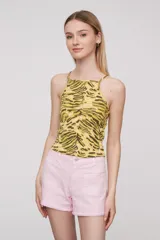 Musculosa de breteles finos con estampado animal print en tonos amarillo y verde, corte al cuerpo y cuello cuadrado.