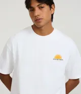 Remera blanca de manga corta y corte relajado, con cuello redondo y pequeña estampa en el pecho con diseño de sol y texto "Sun Settings".