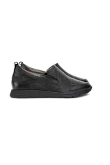 Zapatillas slip-on de cuero negro con textura sutil símil piel de reptil, inserciones elásticas laterales y suela flexible.