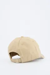 Gorra de béisbol de algodón en color beige con visera curva, ojales bordados para ventilación y ajuste trasero.
