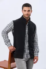 Chaleco de polar azul marino con cuello alto, cierre frontal y bolsillo en el pecho con cierre.