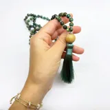 Japa Mala con 108 cuentas de turquesa africana de 6mm de diámetro, dije gurú de madera y borla de hilo de seda color verde.
