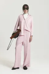 Pantalón de viscosa color rosa con elástico en la cintura, corte recto y abertura en el ruedo.