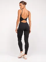 Monopieza deportivo negro con breteles finos, espalda escotada con detalle cruzado y diseño largo hasta los tobillos, confeccionado en poliamida de alta performance.