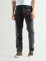 Pantalon de corte recto confeccionado en pana de algodón, con cierre frontal de botón y cremallera, y bolsillos laterales y traseros.