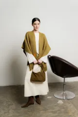 Cartera de hombro mediana confeccionada en cuero agamuzado color oliva, con diseño de silueta suave y cierre superior.