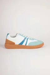 Championes deportivos para mujer Paddock modelo Aegon, con diseño en color blanco, detalles en beige y marrón tostado, y franjas laterales oscuras. Cuenta con suela de goma color camel y cordones blancos.