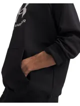 Buzo con capucha Under Armour, modelo Rival Fleece, color negro con logo de la marca estampado en blanco en el frente. Cuenta con bolsillo tipo canguro delantero, puños y bajo acanalados.
