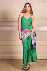 Vestido largo verde esmeralda de satén, con breteles finos y escote en V.