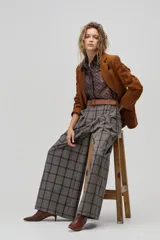 Camisa de brocato con estampado de margaritas color chocolate.