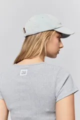 Remera de manga corta confeccionada en tejido de rib, con cuello redondo y ajuste al cuerpo.