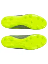 Championes de fútbol Under Armour modelo Shadow Select 3 FG, con diseño en tonos gris y amarillo neón. Presentan una parte superior de piel sintética suave, cierre con cordones, plantilla de EVA para mayor comodidad y suela de TPU con tacos cónicos optimizados para superficies naturales firmes.