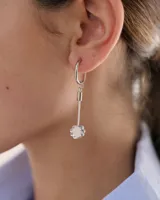 Aros colgantes compuestos por una argolla de acero plateado, una cadena fina y un dije en forma de flor de acrílico espejado doble faz.
