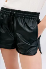 Short negro de cuero sintético con cintura elástica, cordón de ajuste y bolsillos laterales.
