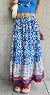 Falda larga de corte recto, con cintura elastizada y estampado de guardas geométricas en azul y blanco.