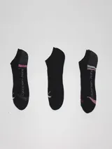 Pack de 3 pares de medias tobilleras negras marca Calvin Klein Jeans, con logo en el lateral y detalles en gris y rosa.