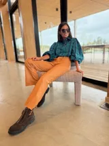 Camisa de corte oversize con estampado a cuadros en tonos verde y azul. Presenta mangas abullonadas con puños elásticos y cierre frontal con botones.