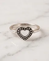 Anillo de plata 925 con diseño de corazón calado y detalle de puntos en relieve alrededor del contorno.
