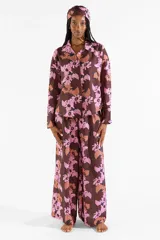 Pantalón ancho de tejido fluido, con estampado floral en tonos marrones y rosados, bolsillos laterales y cintura elástica.