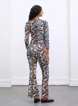 Calza marrón de algodón con frunce en el tiro.