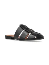 Sandalias tipo mule de cuero negro, con diseño de tiras anchas entrelazadas y punta cerrada. Poseen una suela plana con un pequeño taco cuadrado.