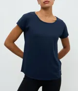 Remera deportiva de microfibra texturizada, color blanco, con cuello redondo, mangas cortas y recortes laterales.